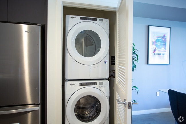 2BR, 2BA-1038 SF