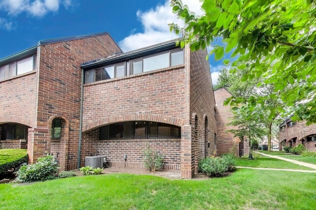 Building Photo - UIC Area 3-Bedroom Checks All the Boxes