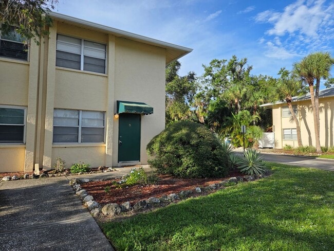 Building Photo - NEW PRICE / Summer Lakes-N Tamiami Trail Rental
