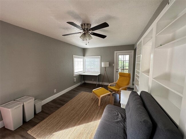 Photo - 404 W 51st St