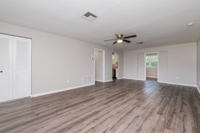 Photo - 9499 Hayes St