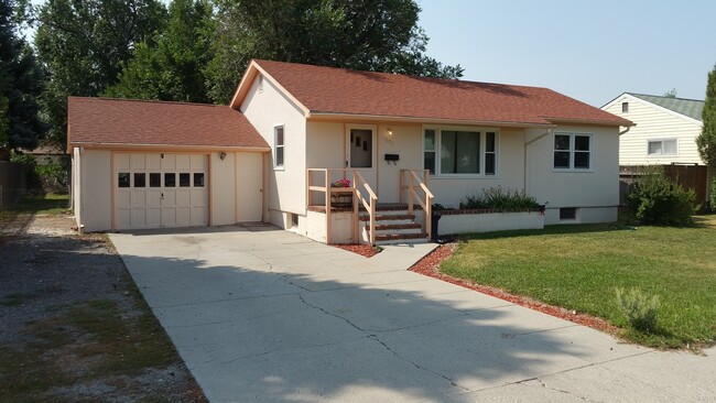 Building Photo - 4 Bedroom, 2 Bathroom Home with Large Fenc...