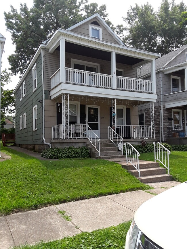 Building Photo - 715 E 4th St Unit 2nd flr