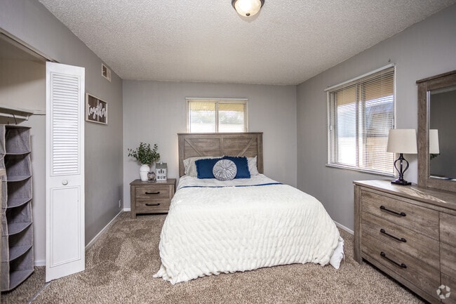 2BR, 2BA - 900 SF