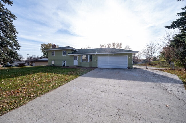 Building Photo - 445 Walnut Ln