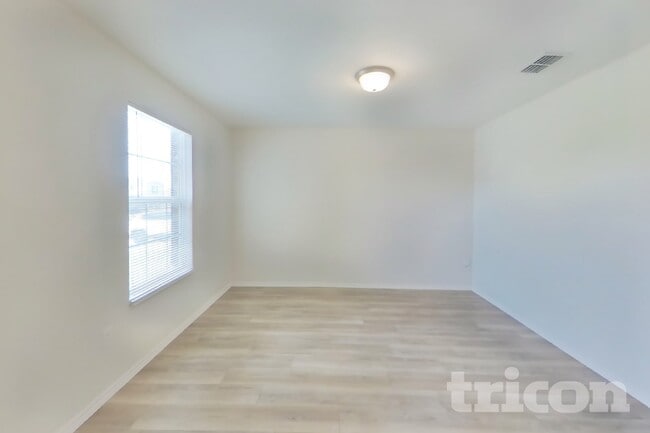 Photo - 1125 Waggoner Dr