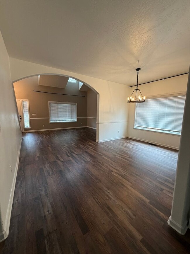 Photo - 5 Bedroom, 2.5 Bedroom Home - Located in the South Suburbs!