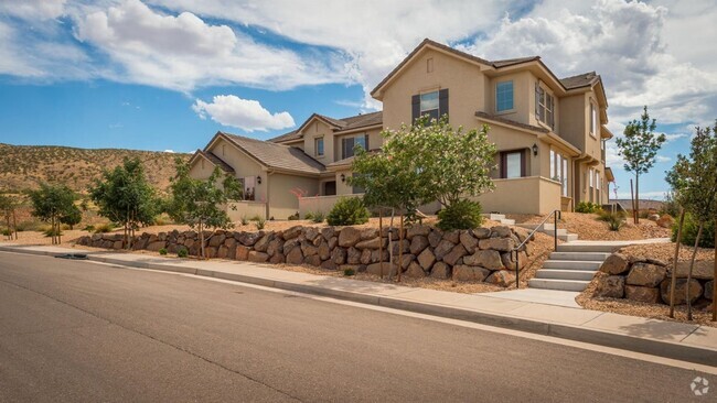 Building Photo - Spacious 3 Bedroom Home