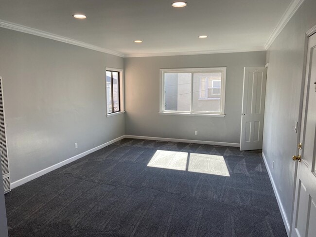 Photo - Newly Remodeled 2 Bedroom, 1 Bathroom in Kensington! Washer/Dryer in Unit! Unidad 4473