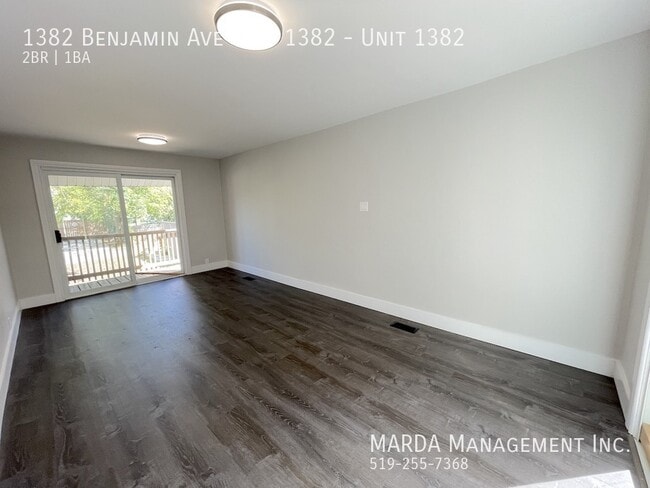 Photo - RENOVATED 2 BED + DEN/1BATH - WALKERVILLE + HYDRO & GAS Unité 1382