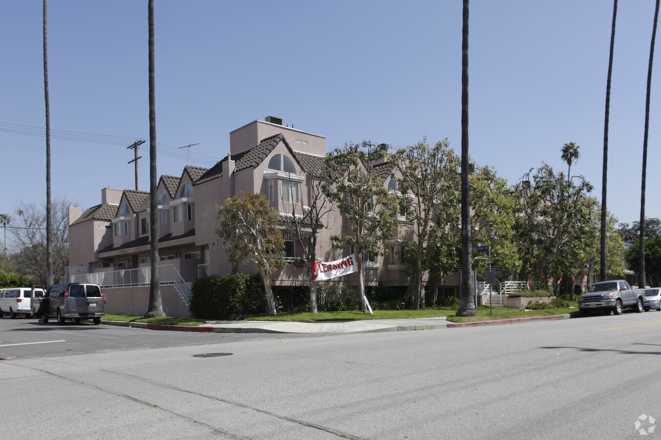 Photo - 13119 Moorpark St Apartments