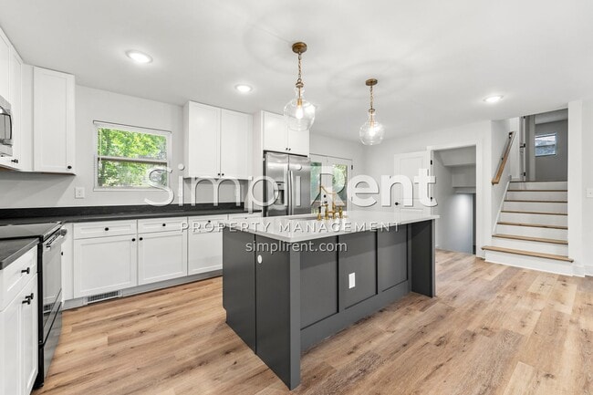 Photo - Newly Renovated 4/2.5 Home For Rent / First Month Free!