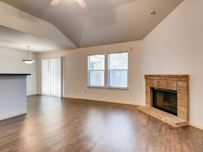 Photo - 200 Buttercup St