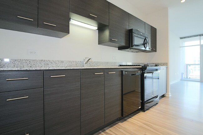 Photo - 811 N La Salle Dr