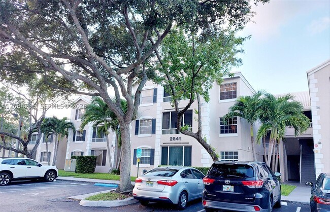Building Photo - 2841 N Oakland Forest Dr Unit 201