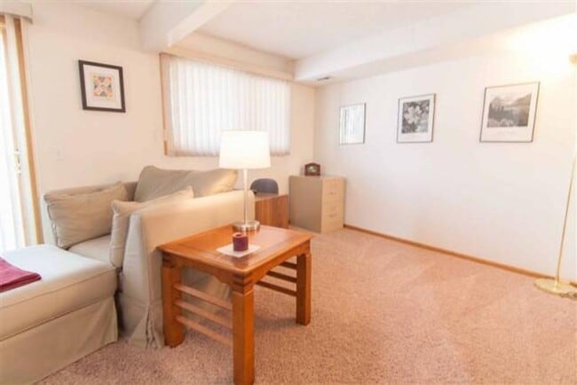 Photo - Checkout This 2bed 2bath Townhome in Bloomington!