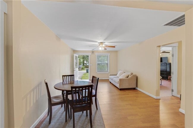 Photo - 695 Trout St