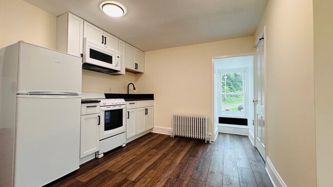 Building Photo - 208 Bridge St Unit 2