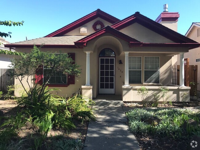 Building Photo - West Davis three bedroom available for Nov... Rental