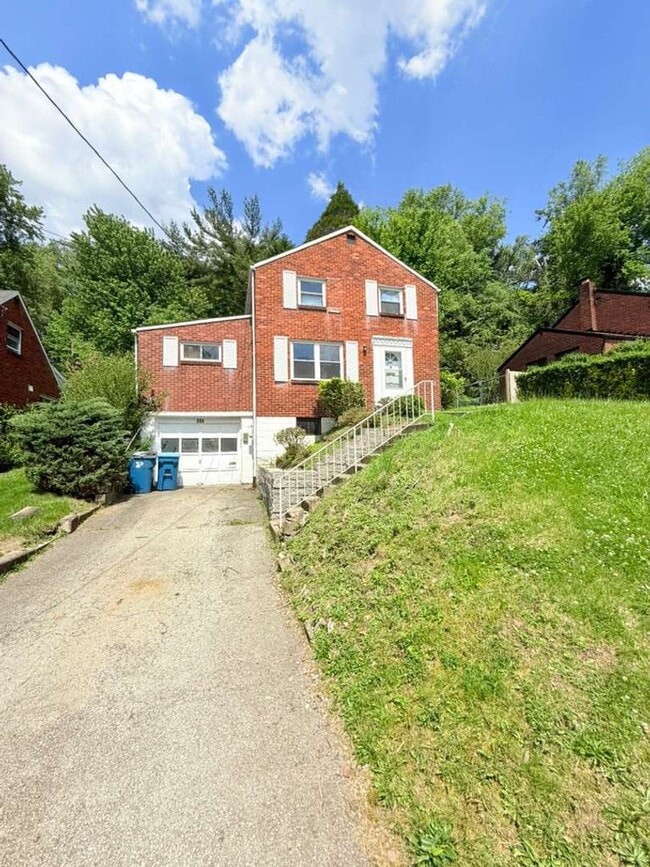 Building Photo - Spacious and beautifully updated 3-bedroom, 2-bath