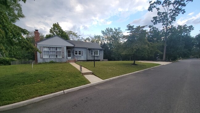 Building Photo - 569 Lakeside Ave