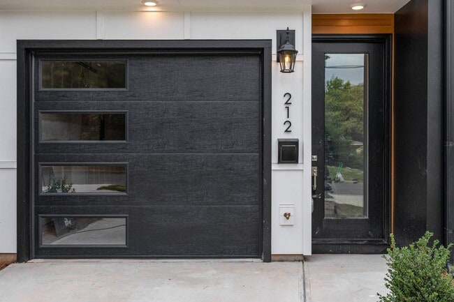 Building Photo - Beautiful 3BR 2.5BA Townhome w/ Full Appliance Kitchen • Garage Parking • Ultra-Modern