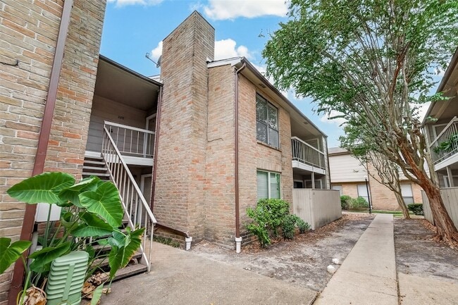 Building Photo - 2120 Wilcrest Dr Unit 220