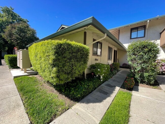 Building Photo - Beautiful Condo in Gated Community Unit 49