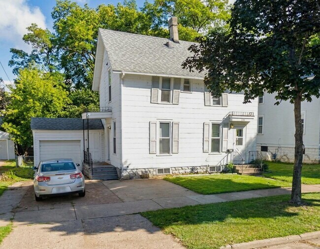 Building Photo - 3 Bedroom, 1 Bathroom Home with Off Street Parking & Central Air
