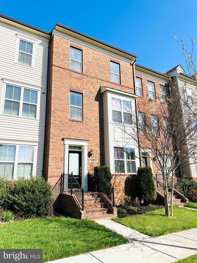 Building Photo - 13817 Byrne Park Dr
