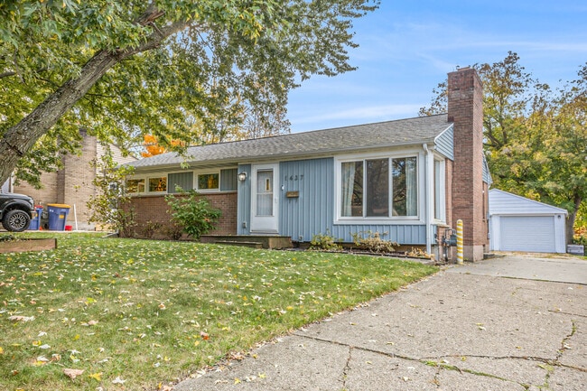 Photo - 1437 Lewison Ave NE