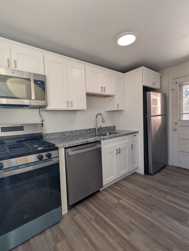 Building Photo - 500 Fordham Ave Unit 2