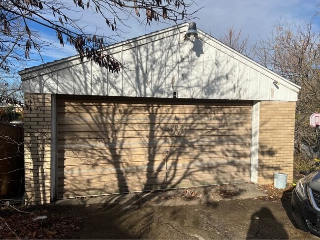 719 S Jefferson St Unit Garage