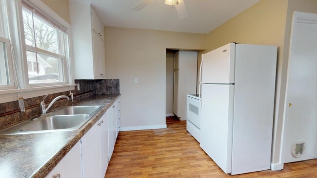 Photo - 2 Bedroom, 1 Bathroom Home in Hoisington, KS