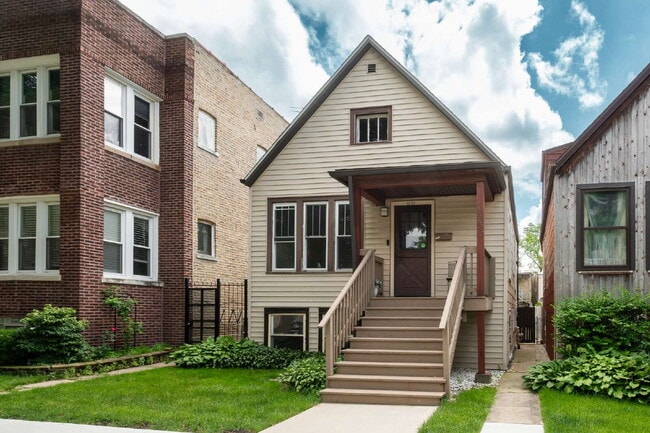 Photo - Beautiful 4 Bed 2 Bath home in the heart of Irving Park!