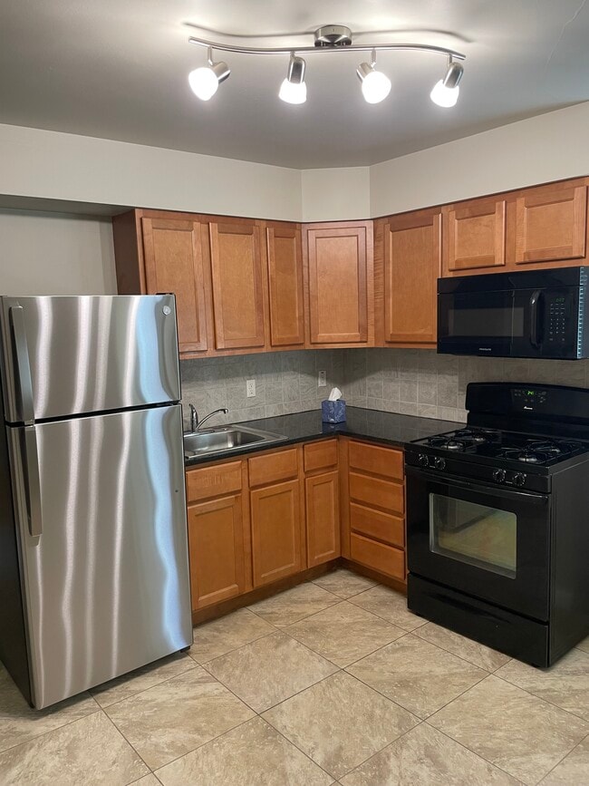 Building Photo - 1231 Elm Dr Unit 1S