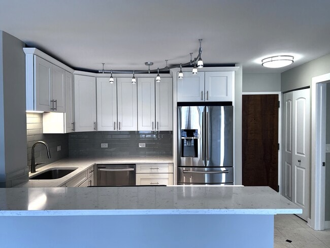 Building Photo - 5601 N Sheridan Rd Unit 20B