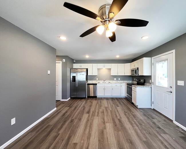 Building Photo - Creekside Townhomes