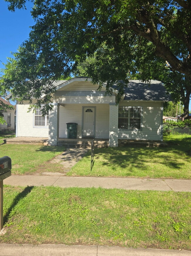 Building Photo - 813 N Commerce St Rental
