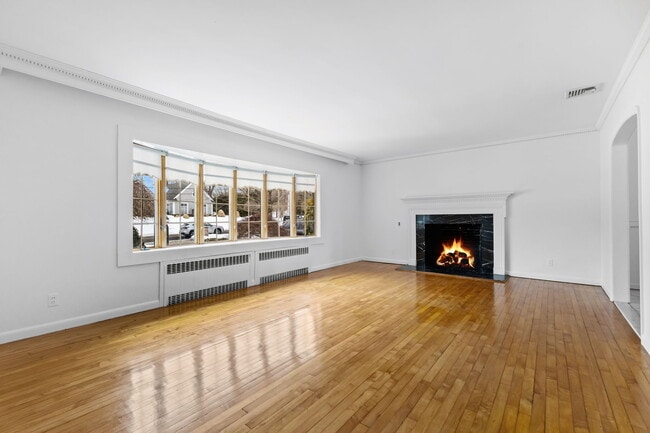 Photo - 115 Stonehedge Dr N