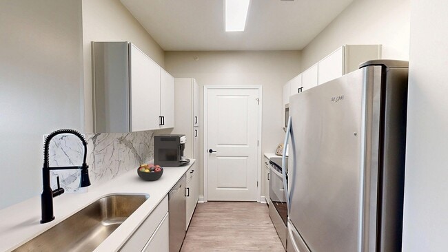 Cocina recientemente renovada con electrodomésticos de acero inoxidable. - Double Creek Flats Apartments