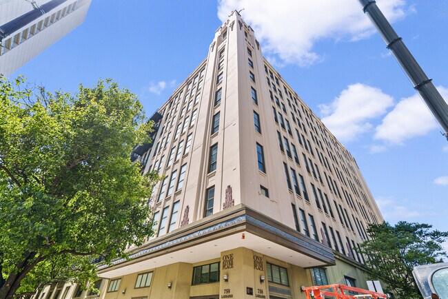 Building Photo - 758 N Larrabee St Unit 305