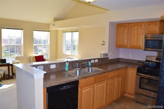 Photo - 1077 Foxboro