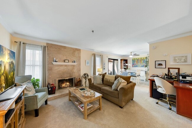 Building Photo - MOVE IN SPECIAL! - Long Term, Palm Lake 2 Bedroom condo! Unit 84