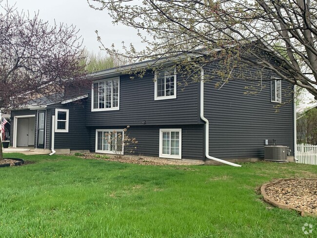 Building Photo - Charming 4/2 Rental