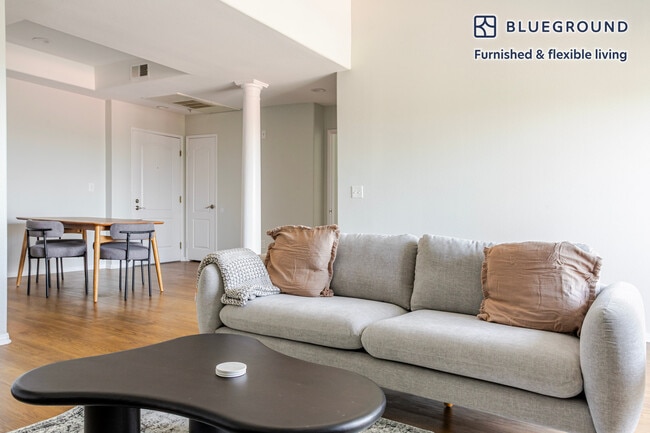 Photo - 2225 S Beverly Glen Blvd Unidad FL3-ID1384