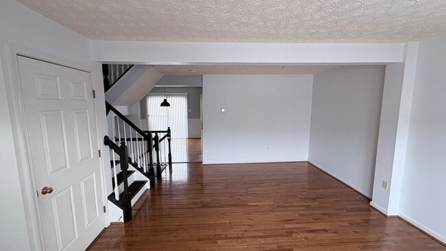 Photo - 577 MacIntosh Cir