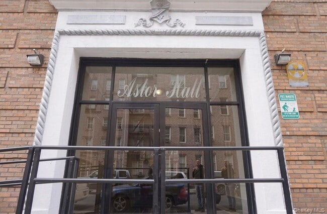 Building Photo - 2187 Holland Ave Unit 2L