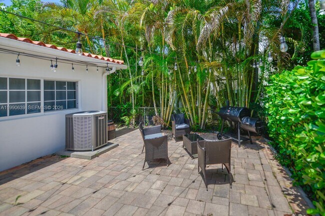 Photo - 1714 Costado St