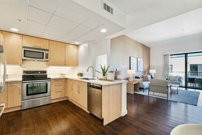 Spacious & Sunny Condo at Plant 51 in Down... - Spacious & Sunny Condo at Plant 51 in Down... Unit 4114